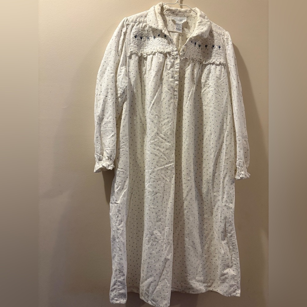 Amanda Stewart Country women’s 100% cotton flannel nightgown - white with blue